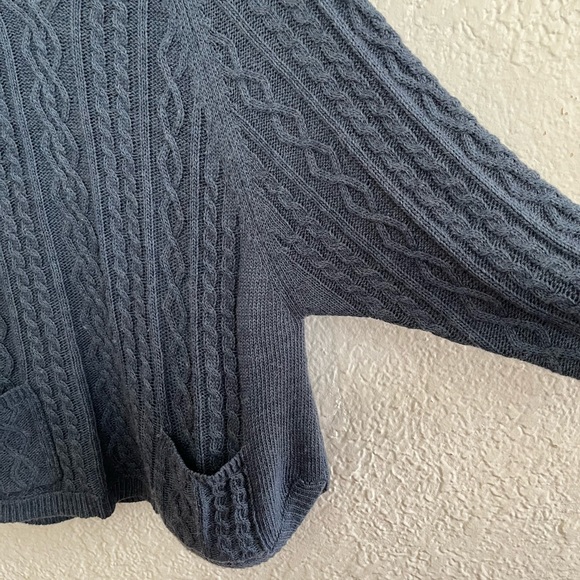 Garnet Hill Blue Cable Knit Wool Blend Curved Hem Pocket Sweater Size Large - Picture 3 of 10